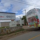 En la puerta del completo  deportivo de Técnico Universitario dejaron los esqueletos de dos animales.