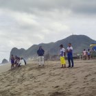 En la playas, familiares de los otros dos desaparecidos anhelan que se recuperen los cuerpos.