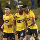 Fernando Gaibor, Fidel Martínez y Joshué Quiñónez celebran el triunfo de los amarillos.