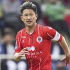 El delantero japonés Kazuyoshi Miura, de 56 años, renovó por una temporada más con el Oliveirense.