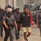 Sebastián Avellino fue escoltado por policías a su salida del estadio hacia la comisaría.