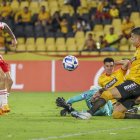 Luca Sosa (d) llegó al duelo de la Sudamericana ante Estudiantes de La Plata con tres amarillas, pero en la Copa Libertadores.