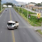 Los vehículos pesados no respetan la señalética que existe en la vía. Las líneas amarillas impiden realizar giros como este.