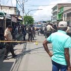 La policía acordonó el lugar donde ocurrieron los crímenes, en pleno centro de Esmeraldas.