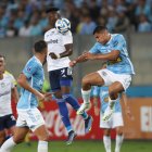 AMDEP7255. LIMA (PERÚ), 12/07/2023.- Gianfranco Chávez (d) de Sporting disputa un balón con Miler Bolaños (c) de Emelec hoy, en un partido de la Copa Sudamericana entre Sporting Cristal y Emelec en el estadio Nacional en Lima (Perú). EFE/ Paolo Aguilar