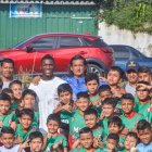 La foto para recordar el paso de Caicedo en su escuela, una tarde que nunca olvidaron los pequeños.