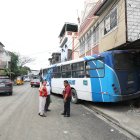 Hasta el cierre de esta edición, los dueños de la casa no permitían que se lleven el bus.
