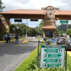Los guardias reforzaron las medidas de seguridad para el ingreso de visitantes. Por aquí huyeron los delincuentes.