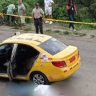 A los ocupantes del taxi les habrían disparado desde otro carro.