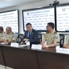 Juan Zapata (c), ministro del Interior, en la rueda de prensa en que se dieron detalles del caso del asesinato de Rubén Cherres.