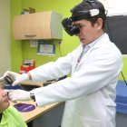 El doctor Edwin Villacís revisa el estado de los ojos a un menor de edad.