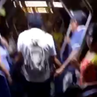 Uno de los heridos fue trasladado en un bus de transporte urbano.