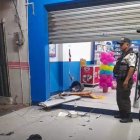 Cinco sujetos desprendieron el cajero de su base y lo embarcaron en una camioneta.
