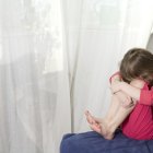 Expertos recomiendan a los padres de familia estar atentos a cualquier cambio de conducta en sus hijos.