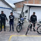 El sospechoso y la evidencia fueron llevados a las dependencias del Distrito de Policía Eloy Alfaro.