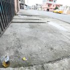 En esta vereda quedaron los cuerpos de dos de las víctimas, la dueña del negocio murió en el hospital