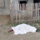 El cuerpo de Aníbal Wifrido Torres Barrera fue cubierto con una sábana blanca.