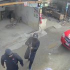 Con las grabaciones, la policía trata de establecer quiénes asaltaron el oro y raptaron al agente.