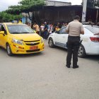 El taxista Stalin Reyes quedó inerte frente al volante del automóvil color amarillo.