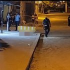 Sobre la acera quedó el cuerpo de la fémina.