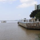 Desde el río Guayas, se aprecian varios sitios emblemáticos de la ciudad portuaria.