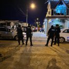 Unos 50 policías daban seguridad en la zona mientras realizaban levantamiento del cadáver y recolectaban indicios.