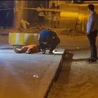 Los agentes encontraron a la víctima en el suelo, fuera del establecimiento.