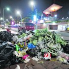 LOS CHAMBEROS ESPARCEN LA BASURA EN LAS CALLES Y ACERAS DE LA BAHÍA DE GUAYAQUIL |
LOS RECICLADORES ROMPEN LAS FUNDAS DE BASURA EN LA BAHIA PERIODISTA: MIGUEL PARRAGA FECHA: 06/09/2022 Agencia (ag-extra)