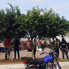 El cuerpo de la víctima quedó tendido sobre la acera