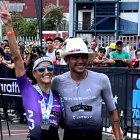 Elizabeth Bravo y Armando Matute festejan tras ganar el IronMan 70.3 en Manta.