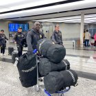 Segundo Castillo llegó a Buenos Aires vistiendo un look más deportivo.