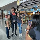 Antes de la salida del aeropuerto de Guayaquil, Javier Burrai fue el más solicitado para las fotos.