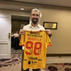 El argentino Juan Manuel Herbella recibió una camiseta de Barcelona, elenco en el que jugó en 2005.