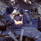 Los médicos sacaron ‘tremendo’ gusano del ojo del paciente.