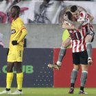 Jorge Rodríguez (abajo) y Leonardo Godoy de Estudiantes celebran gol de Mauro Méndez hoy, a un partido de la Copa Sudamericana entre Estudiantes y Barcelona SC en el estadio Jorge Luis Hirschi en La Plata (Argentina).