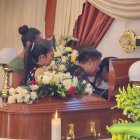 Doña Ciro Valencia llora desconsoladamente tras ver a su hijo en el ataúd, durante el velatorio que se realiza en Quinindé.