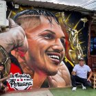 Víctor Díaz (d) inmortalizó con una pintura al delantero peruano Paolo Guerrero.