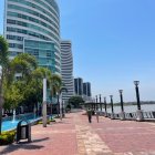 En el Puerto Santa Ana una mujer quería quitarse la vida.