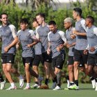Lionel Messi entrenando con dos ecuatorianos a los costados, Leonardo Campana y Dixón Arroyo.
