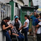 La tragedia golpeó sobremanera a Guadalupe Carrión (sentada). Ella perdió a su esposo y a uno de sus vástagos.