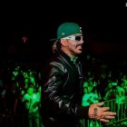 Daniel Zavala interpretando en concierto al doble de Feid.