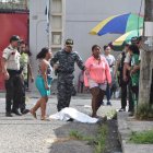 La mujer cayó en la entrada de la escuela, por tres balazos que le impactaron.