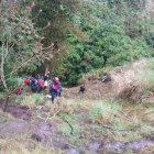 Bomberos realizaron labores para sacar a la persona del abismo.