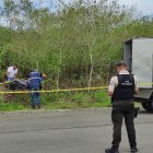 Luego del hallazgo, ambos cuerpos fueron llevados hasta la morgue de Manta.