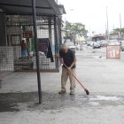 En el sitio donde ocurrió el hecho, este sábado limpiaron residuos de sangre que aún quedaban en la vereda. Los moradores están atemorizados.