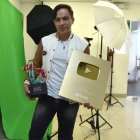 SoySuco luce con el premio de TikTok y la placa que obtuvo con el millón de suscriptores en YouTube.