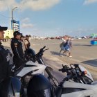 La Policía Nacional vigila el Malecón del balneario de la provincia del Guayas.