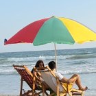 La pareja compartiendo de una tarde romántica en el mar.