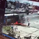 Un bus con pasajeros fue incendiado por antisociales