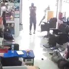 Una cámara de seguridad captó el momento del crimen en la peluquería en Caupicho, sur de Quito.